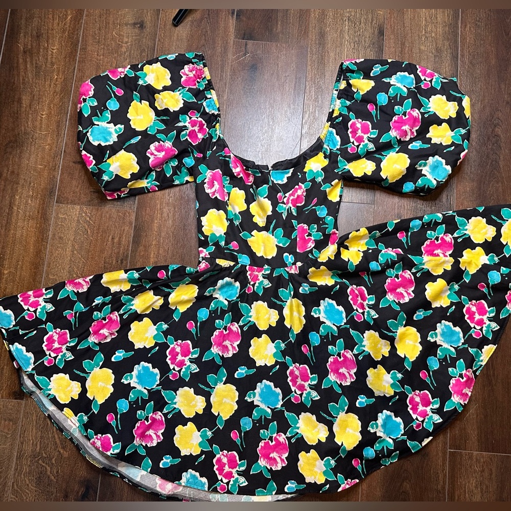 Vintage Victor Costa Floral Dress 
NO SIZE TAG
